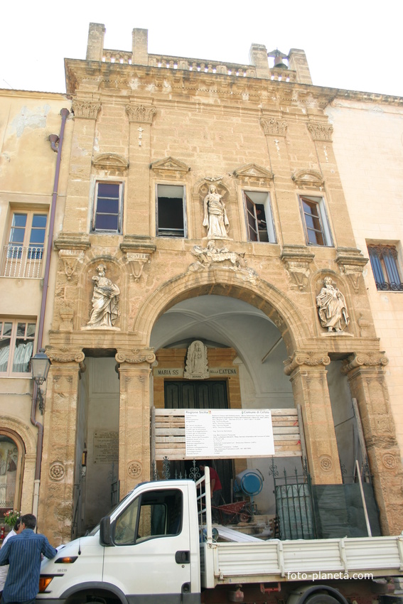 Церковь Пресвятой Девы Марии Катены на площади piazza Garibaldi
