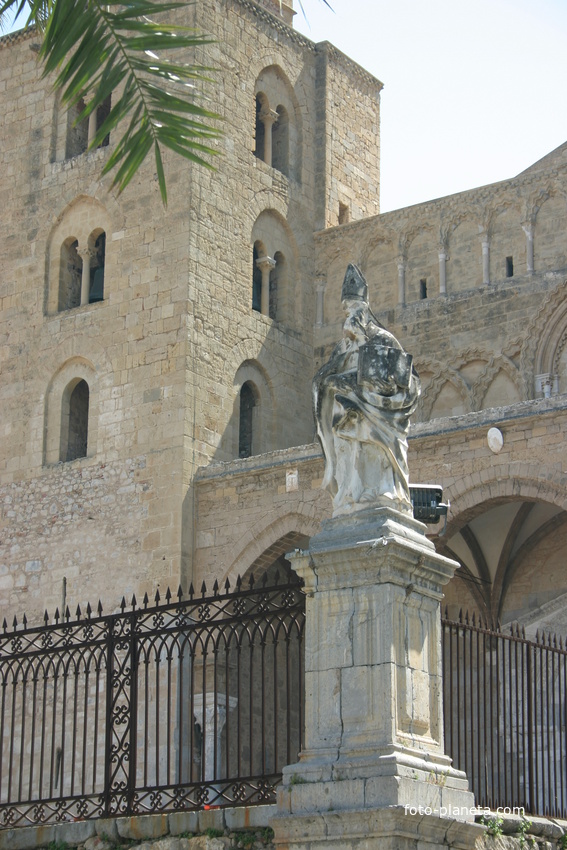 Скульптура у собора