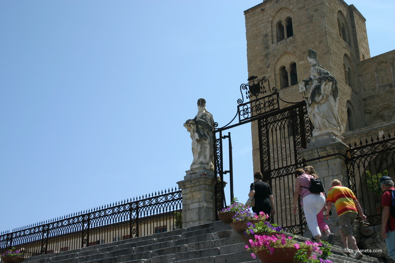 Вход на территорию собора