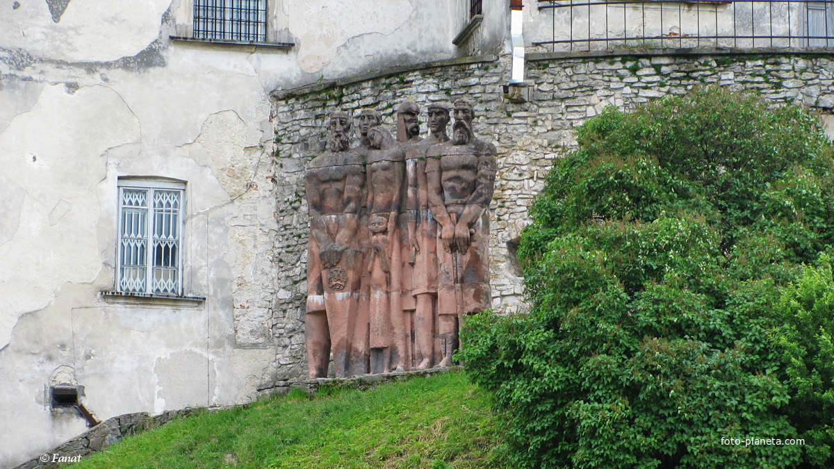 Скульптурная композиция у стены замка