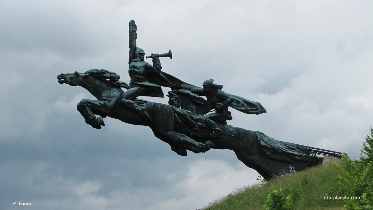 Памятник бойцам Первой конной армии Буденного (открыт 21 декабря 1975 года)
