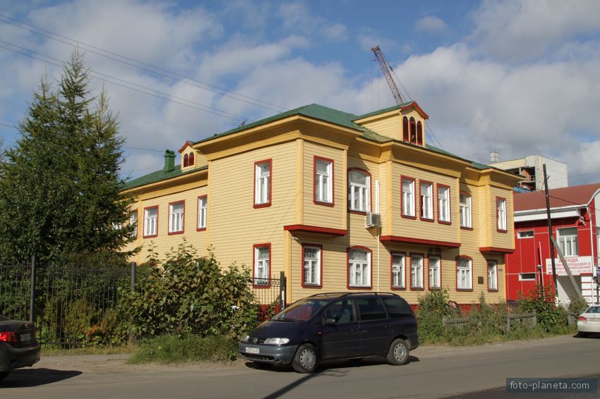 Здание дирекции музея в Малых Корелах.