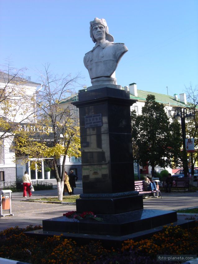 Белгород. Памятник гвардии лейтенанту Андрею Попову.