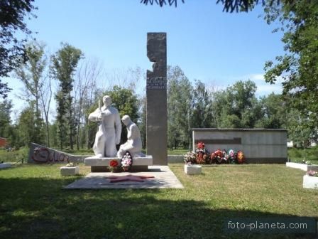 памятник в парке воинам