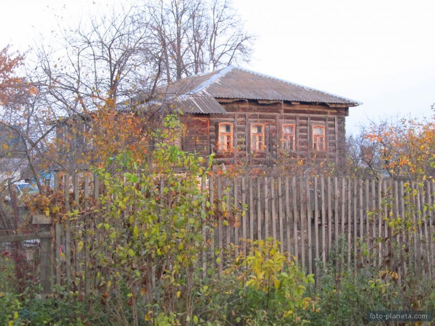 Старый двухэтажный деревянный дом на улице Советов