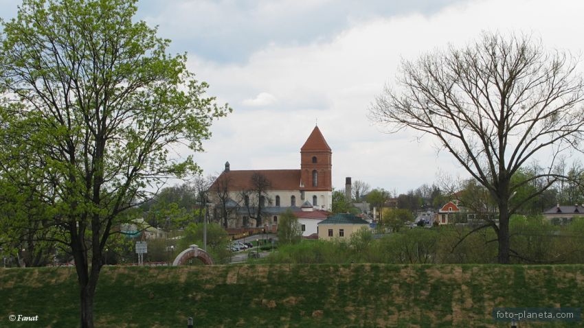 Вид из замка на костел Святого Николая