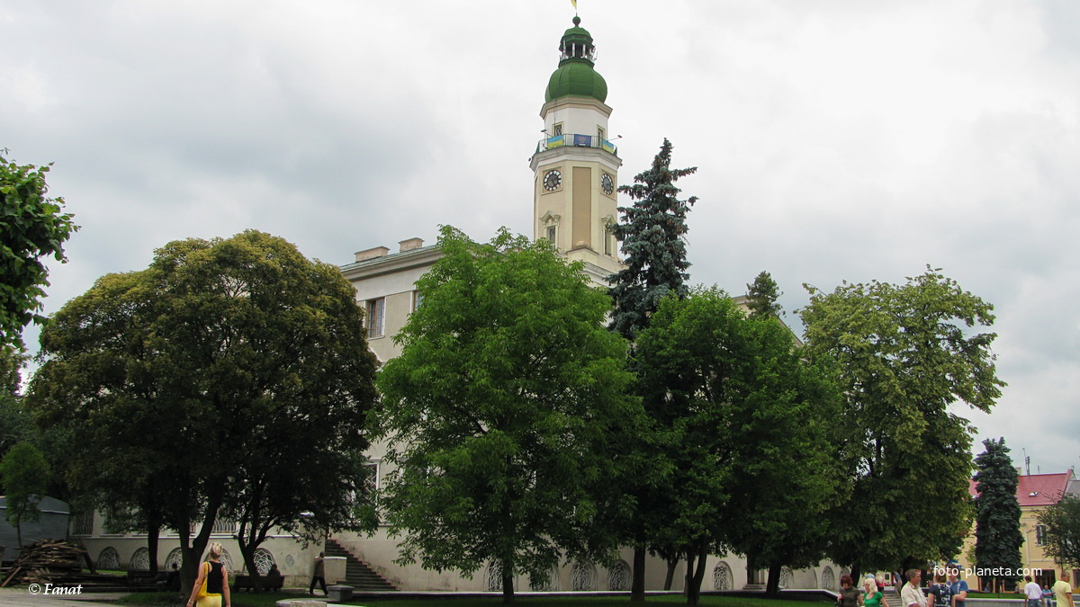 Ратуша на площади Рынок