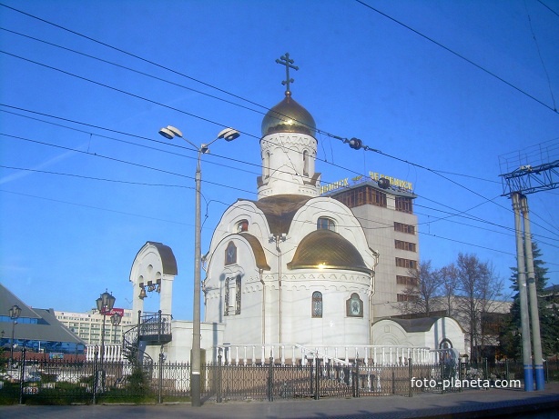 Челябинск. Православный храм на привокзальной площади. Вид с поезда