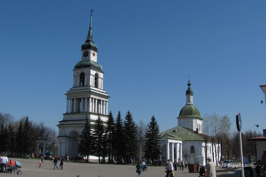 Церковь на площади