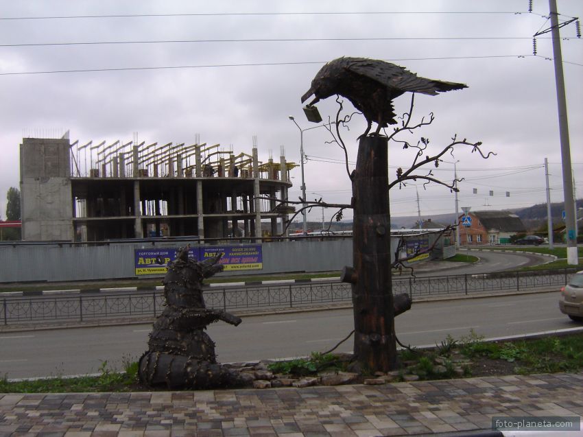 Белгород. Скульптура &quot;Ворона и Лисица&quot; на АЗК № 19. Михайловское шоссе.