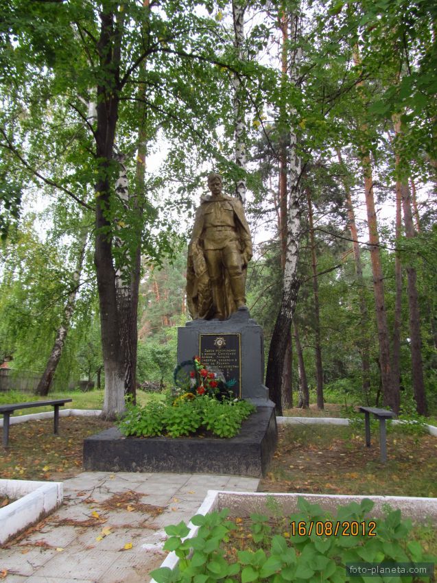 Памятник-могила павшим воинам.