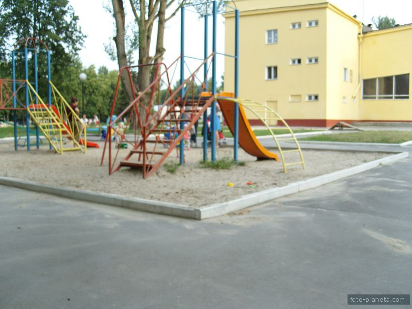 детская площадка у дома культуры