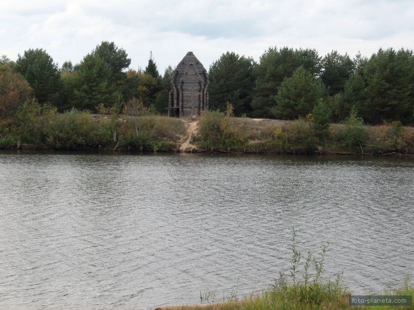 Деревянная часовня на берегу реке Оять.