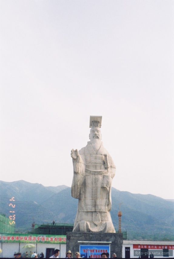 Сиань. Монумент Китайскому императору.