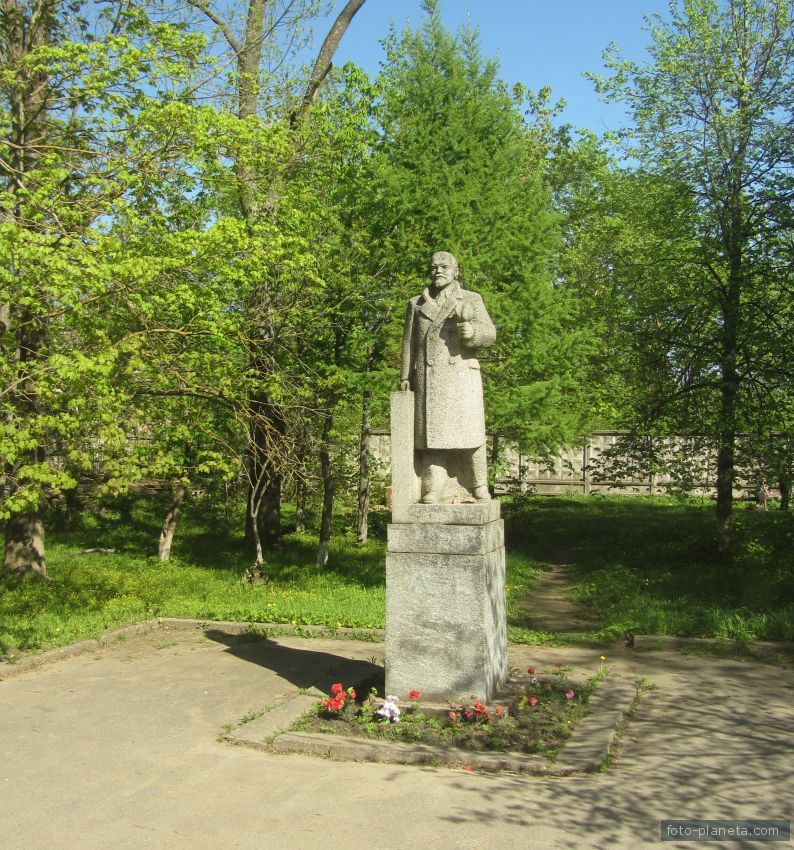 Дружная горка, памятник Ленину у стекольного завода.