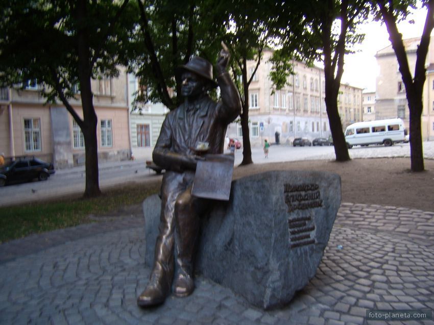 памятник художнику-примитивисту Никифору Дровняку  во Львове в 2006 году.