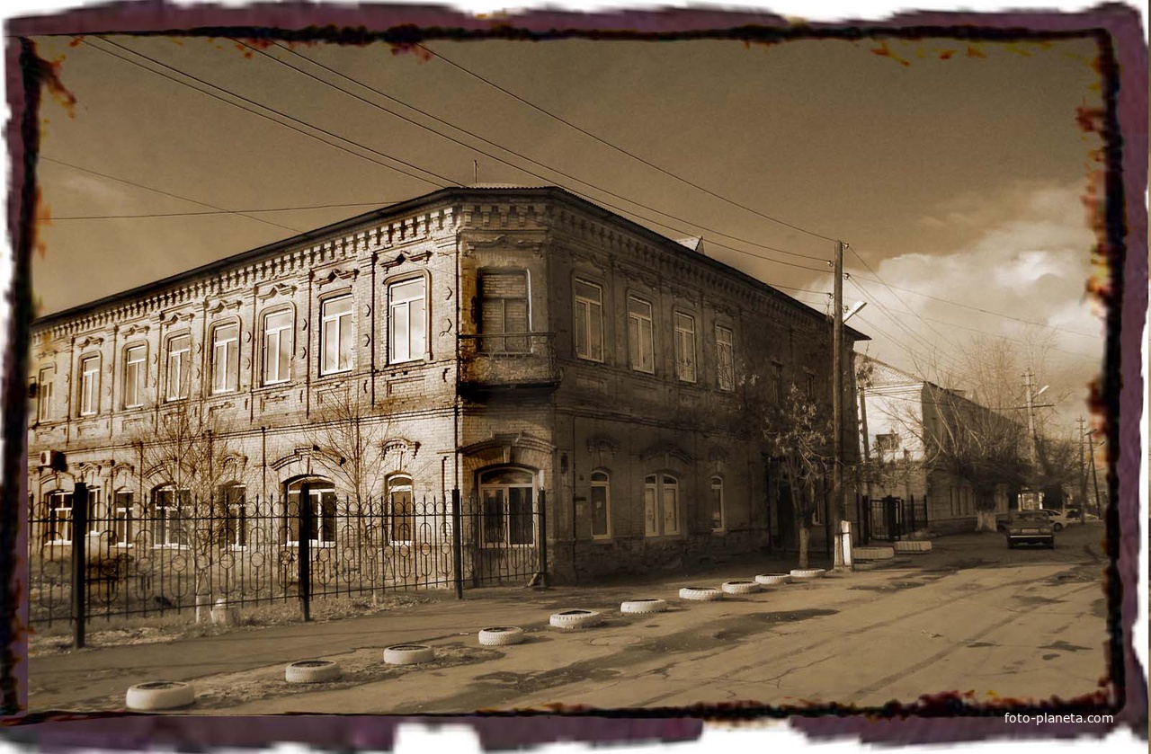 Доходный дом Смирновых . Построен в 1890-х годах.Второй этаж, по традиции, занимали жилые комнаты, а на нижнем этаже размещался торговый дом &quot;Смирнов и сыновья
