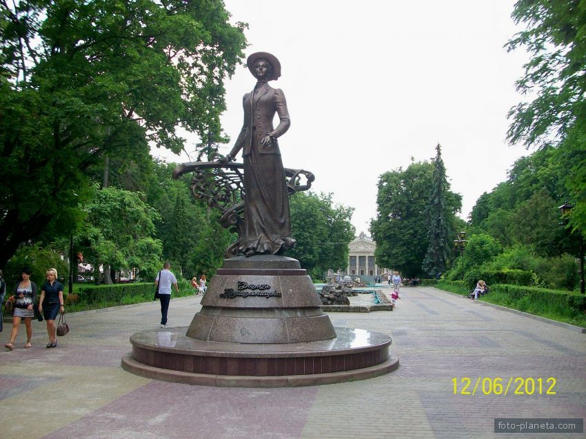 Тернополь, памятник Крушельницкой