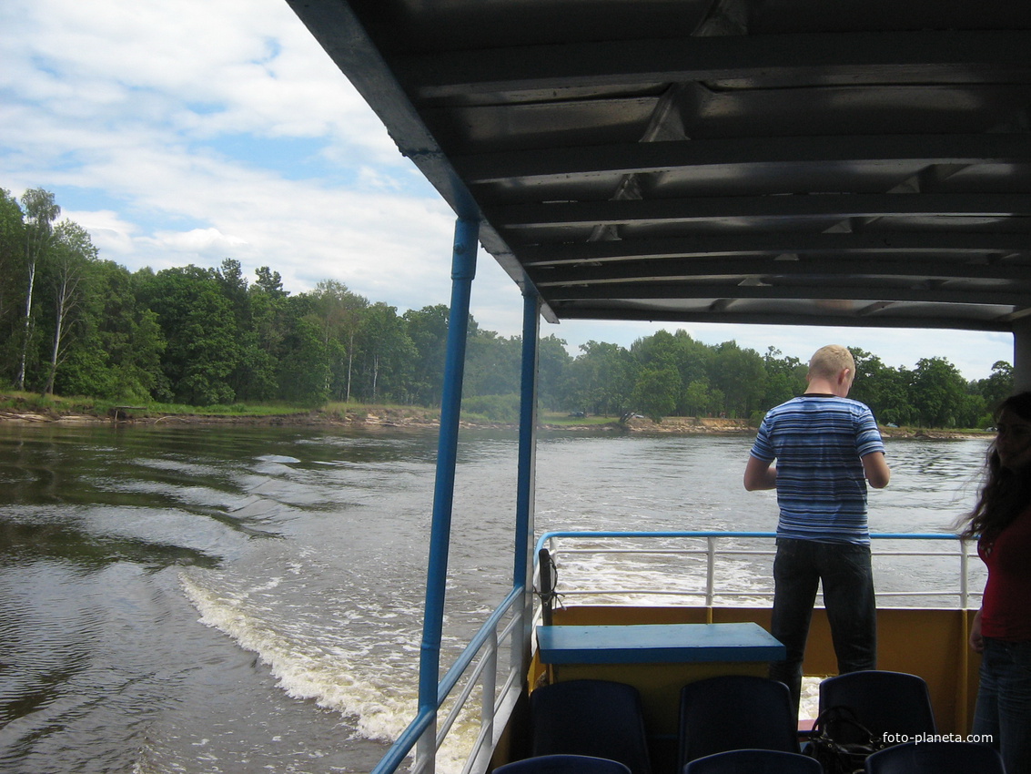 Теплоход отчалил от причала