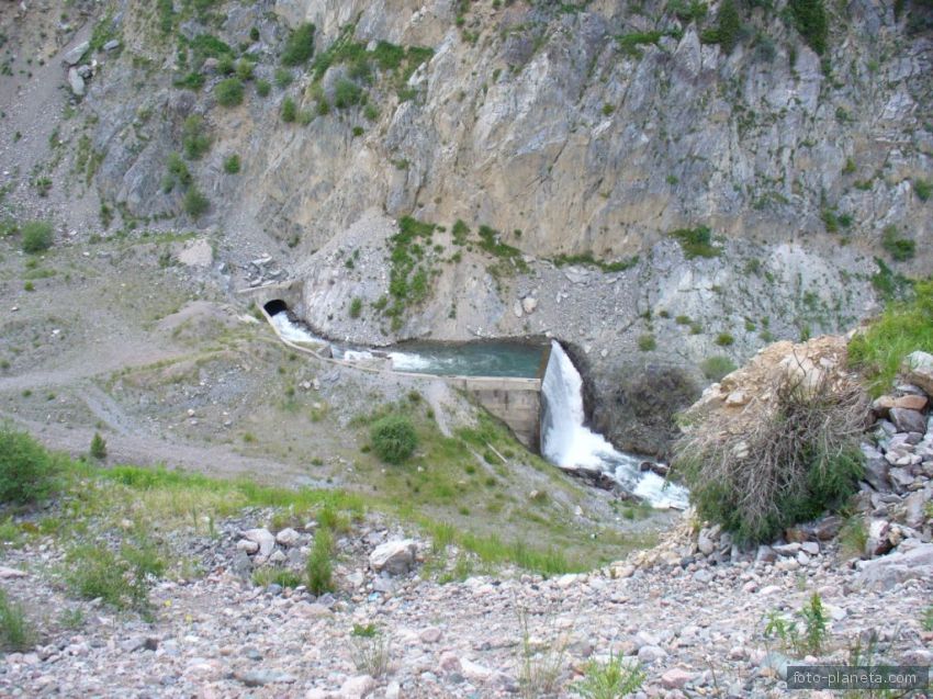 сооруженный водопад у оз.Есик