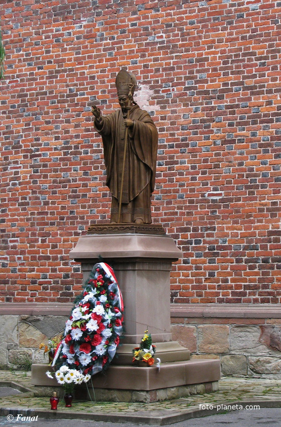 Памятник Иоанну Павлу II возле костела Святого Варфоломея