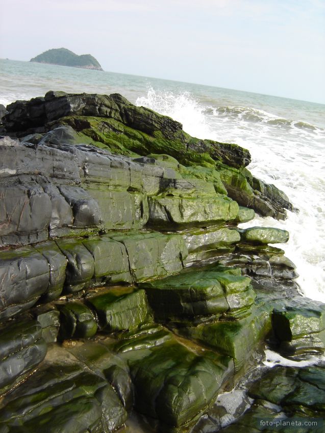 Сонгкхла. Прибрежные камни на пляже Самила.