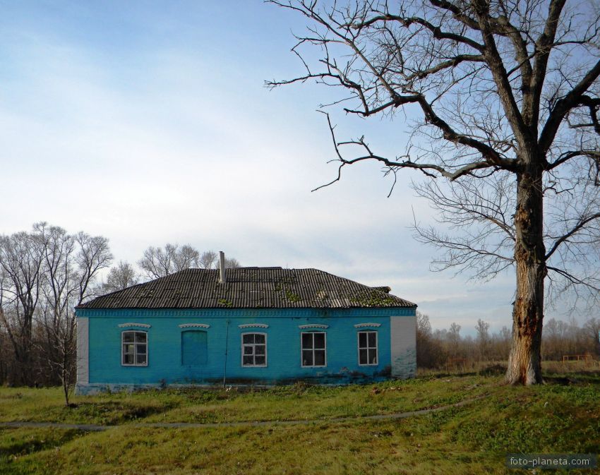 Бывшая церковно-приходская школа в селе Нижнее Солотино