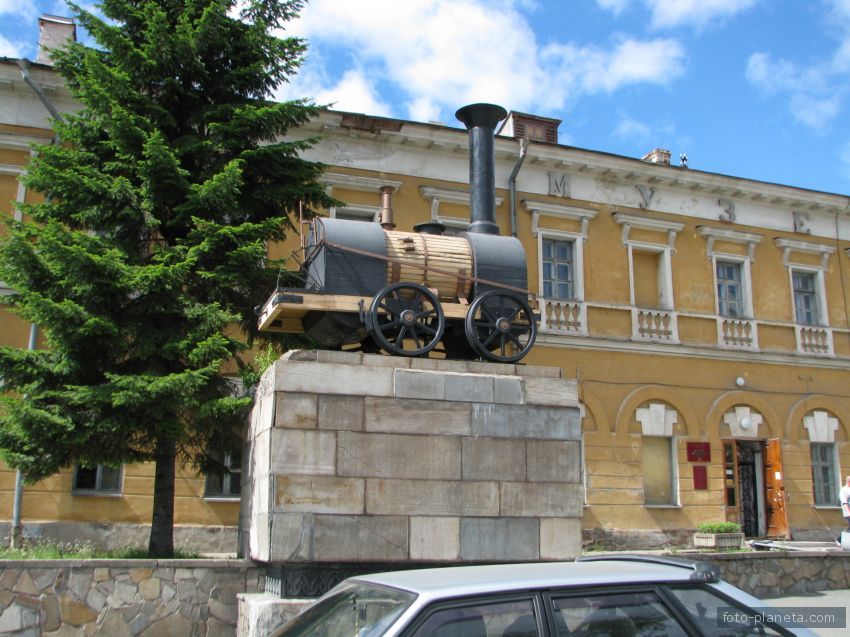 Памятник первому паровозу на улице Ленина