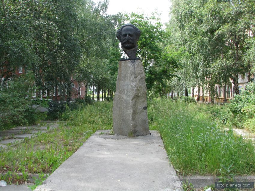 Памятник Орджоникидзе на ул. Орджоникидзе