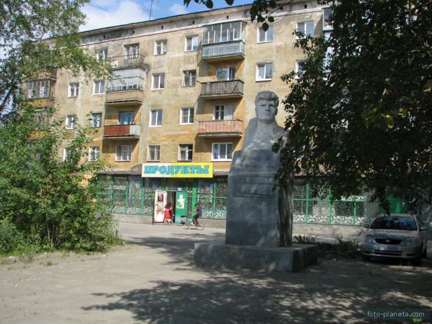 Памятник Быкову на ул. Быкова