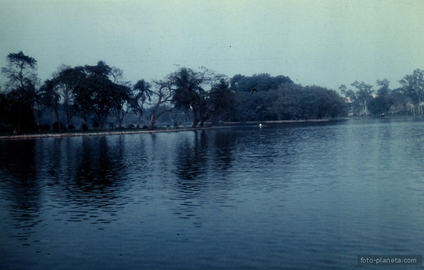 Озеро Возвращенного Меча в парке Ханоя