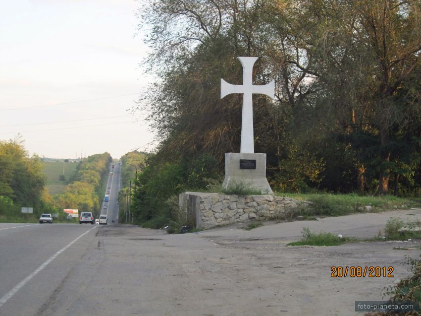 Памятный крест у дороги