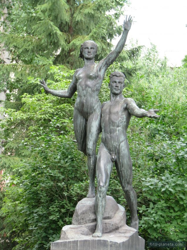 Скульптура Комсомольцы на ул. Уральской