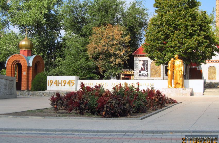Часовня и памятник погибшим в годы войны 1941 - 1945
