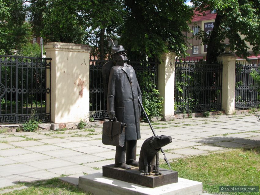 Человек с собакой на ул. Уральской