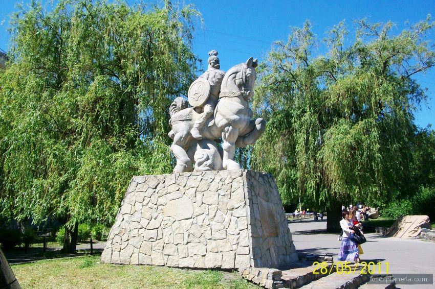 Киев, Пейзажная аллея, памятник князю Святославу