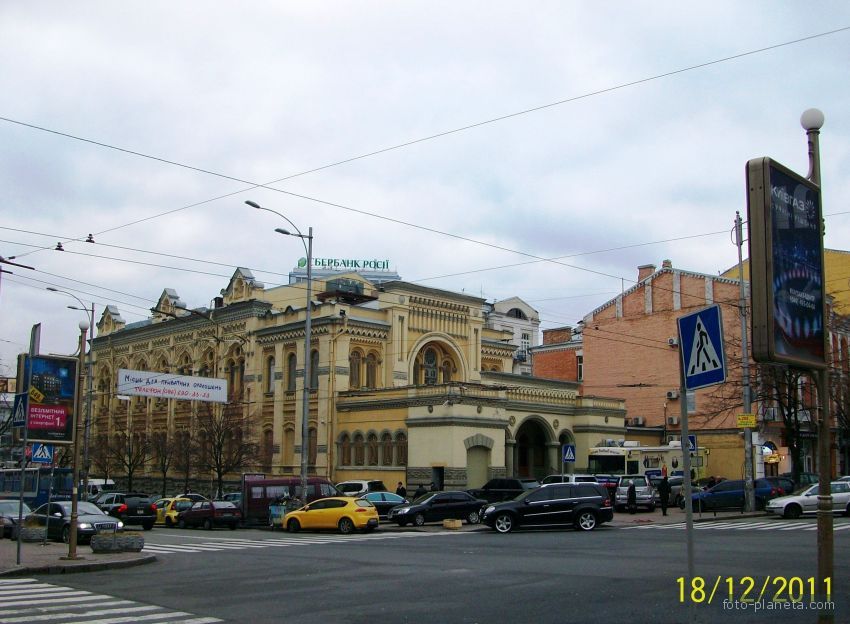 Киев, угол улиц Шота Руставели и Рогнединской, вид на синагогу