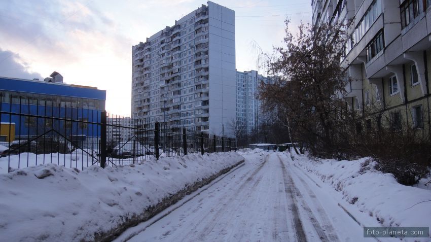 За торговым центром