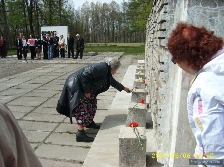 Мемориал в честь погибших во время войны рабочих комбината и членов их семей