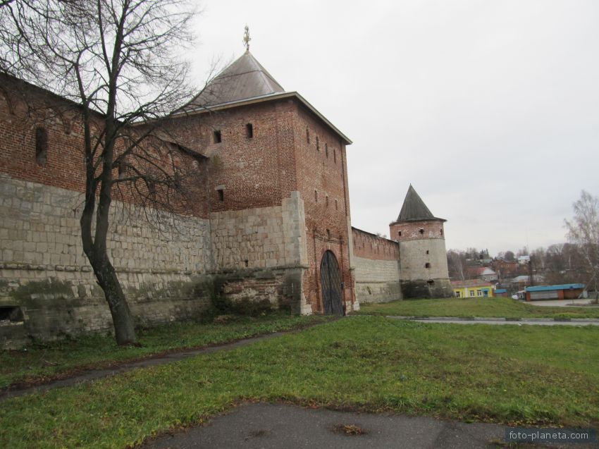 Богоявленская (Егорьевская) проездная башня и Тайницкая башня (угловая)