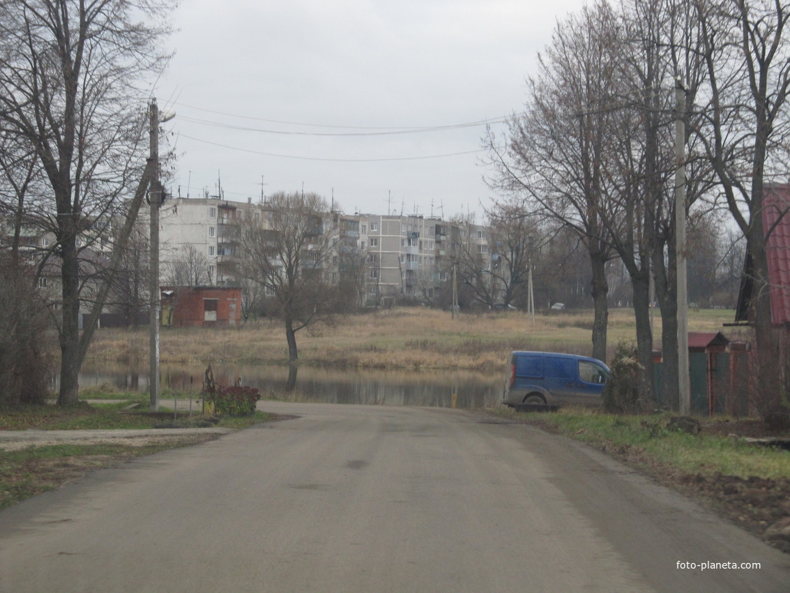 Первомайская улица. Подъезжая к пруду