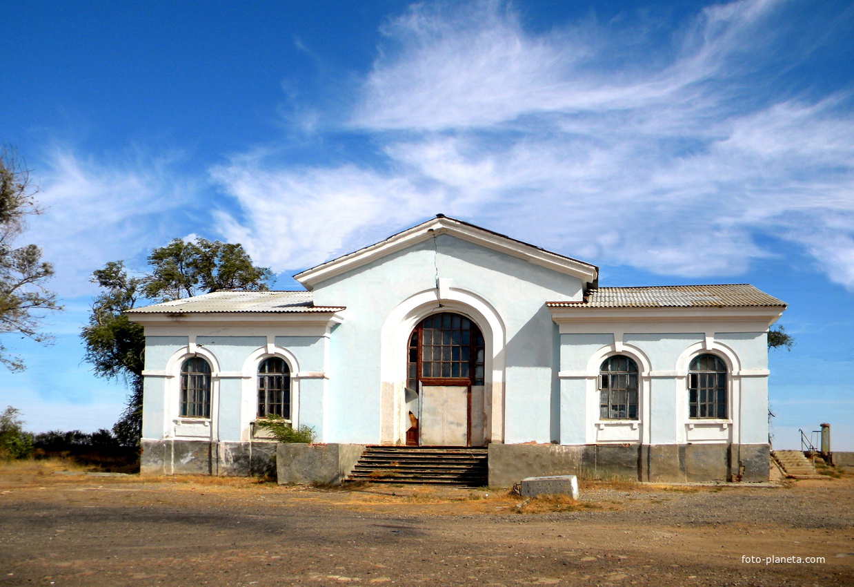 здание ЖД вокзала в селе Верблюжий