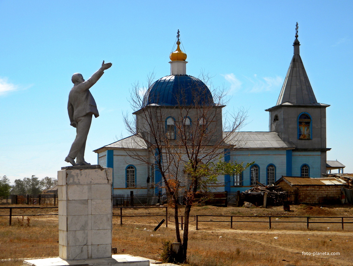 Памятник Ленину в селе Пироговка