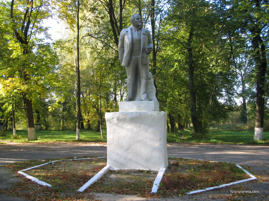памятник Ленину в городском парке