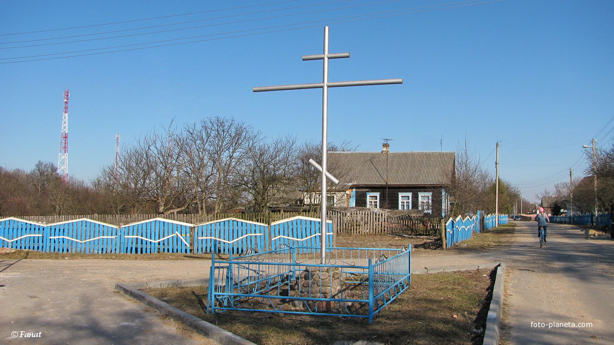 Крест возле храма