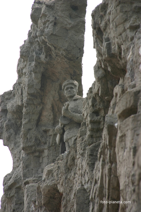 Скульптурная композиция Стены-руины