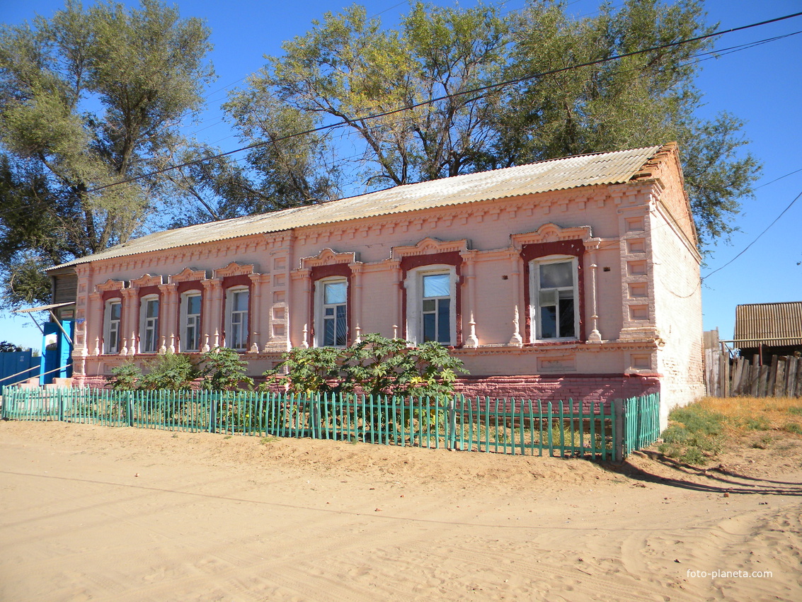 Старинное здание в селе Пришиб
