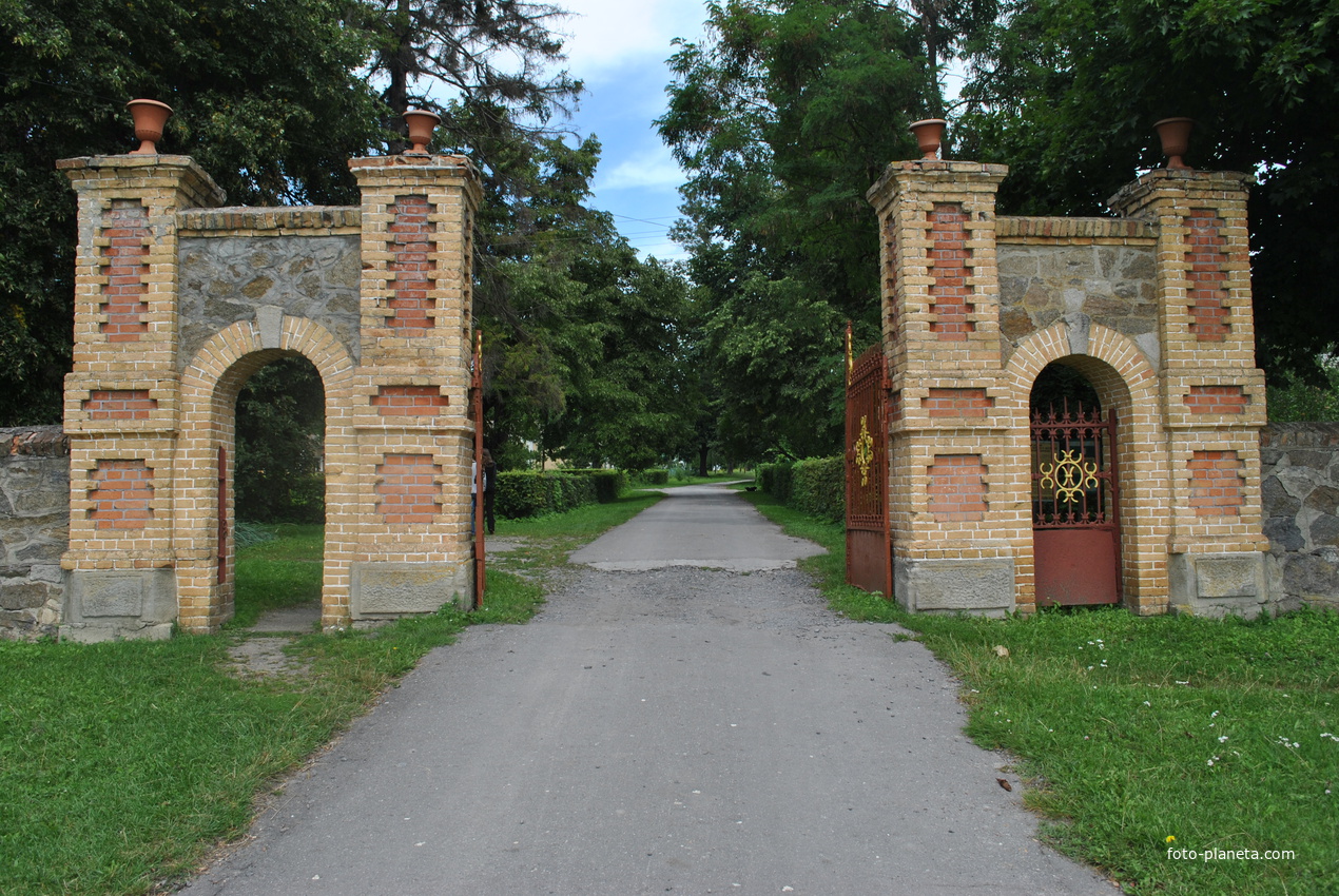 Самчики. Главные ворота в парк.