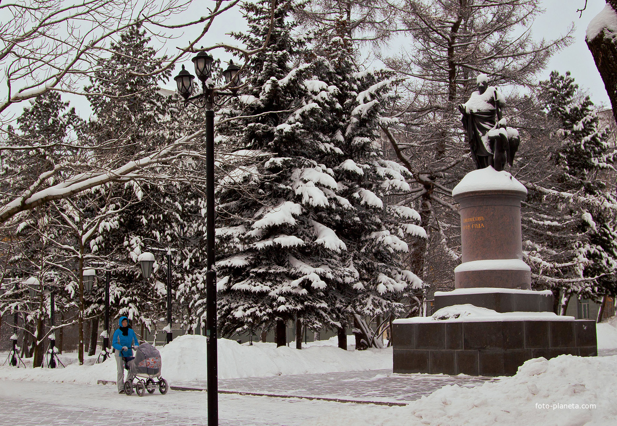 Сквер с памятником Ломоносову