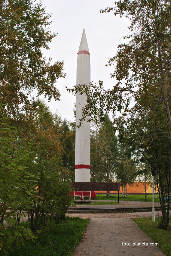 Мирный. Памятник, ракета.